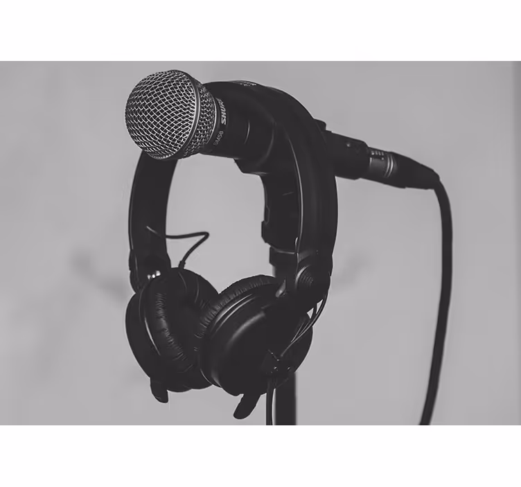 Grey roller blind with microphone and headphones - TenStickers