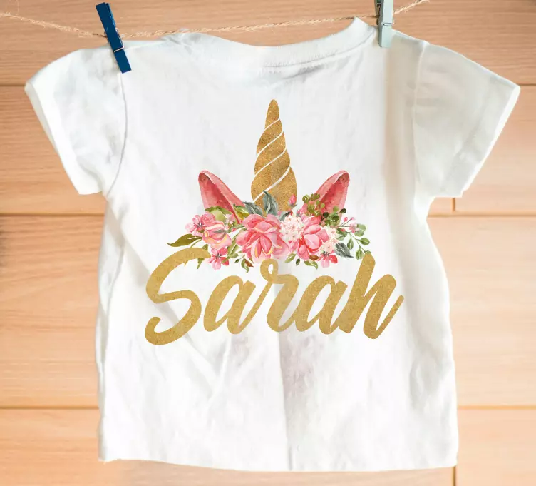 Cute unicorn design with name custom t-shirt - TenStickers