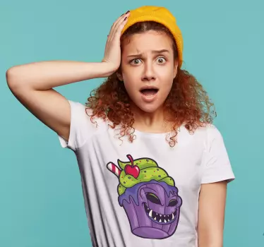 Surprised cupcake expression kids t-shirt - TenStickers